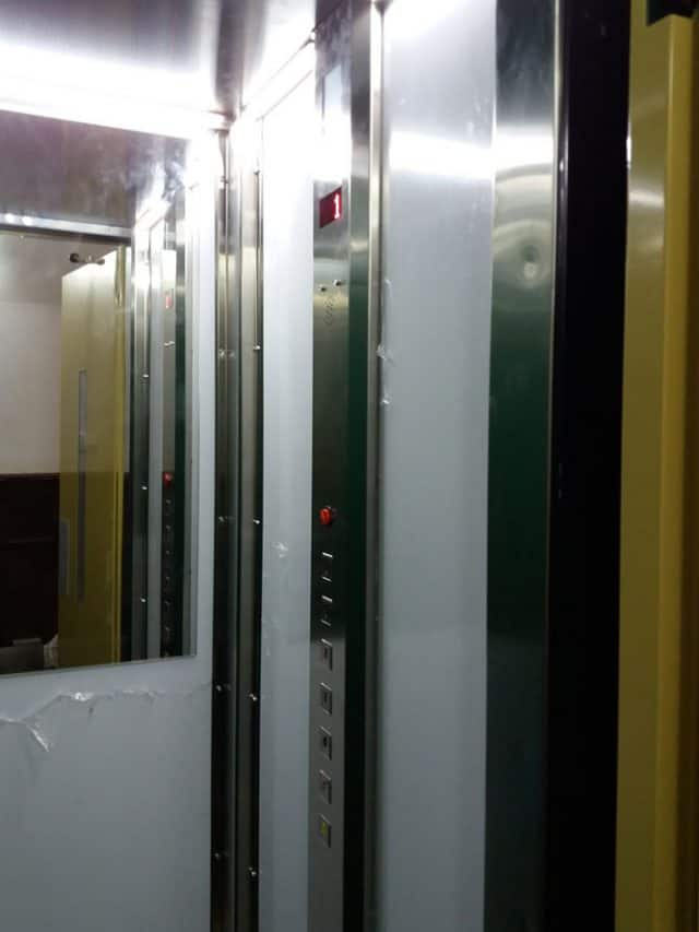 ¿Por qué es tan común que los ascensores cuenten con un espejo?
